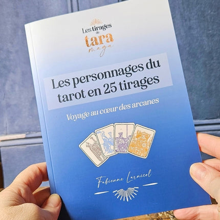 Livret Les personnages du tarot en 25 tirages de Fabienne Larnicol, tenu entre les mains.